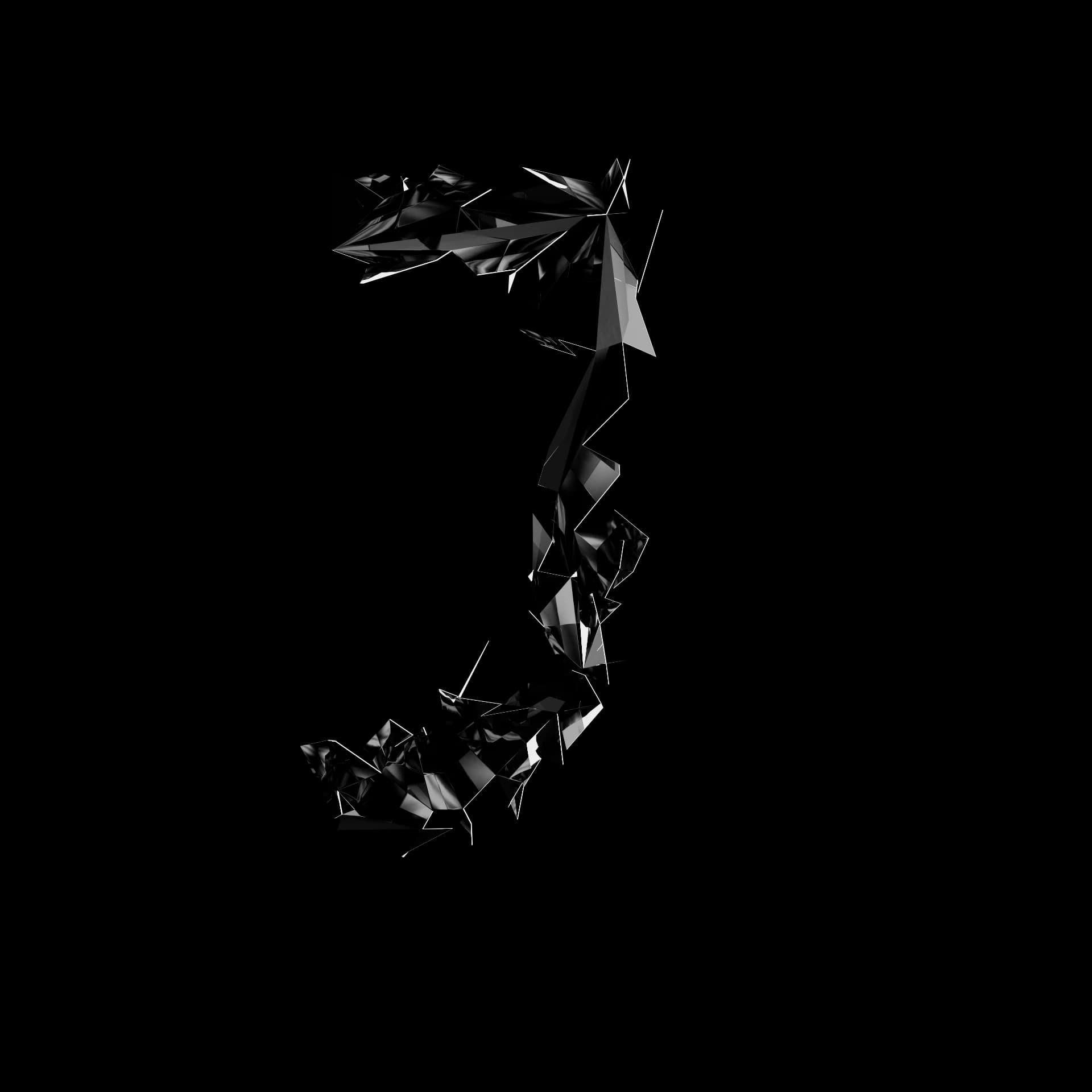 Letra J de Shard Type: carácter 3D fragmentado en esquirlas angulares de material especular negro sobre fondo blanco